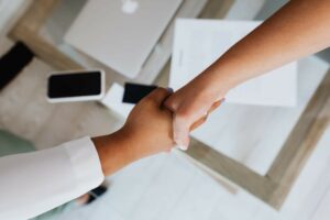 Consultoría organizacional para enfrentar conflictos internos - manos acuerdo